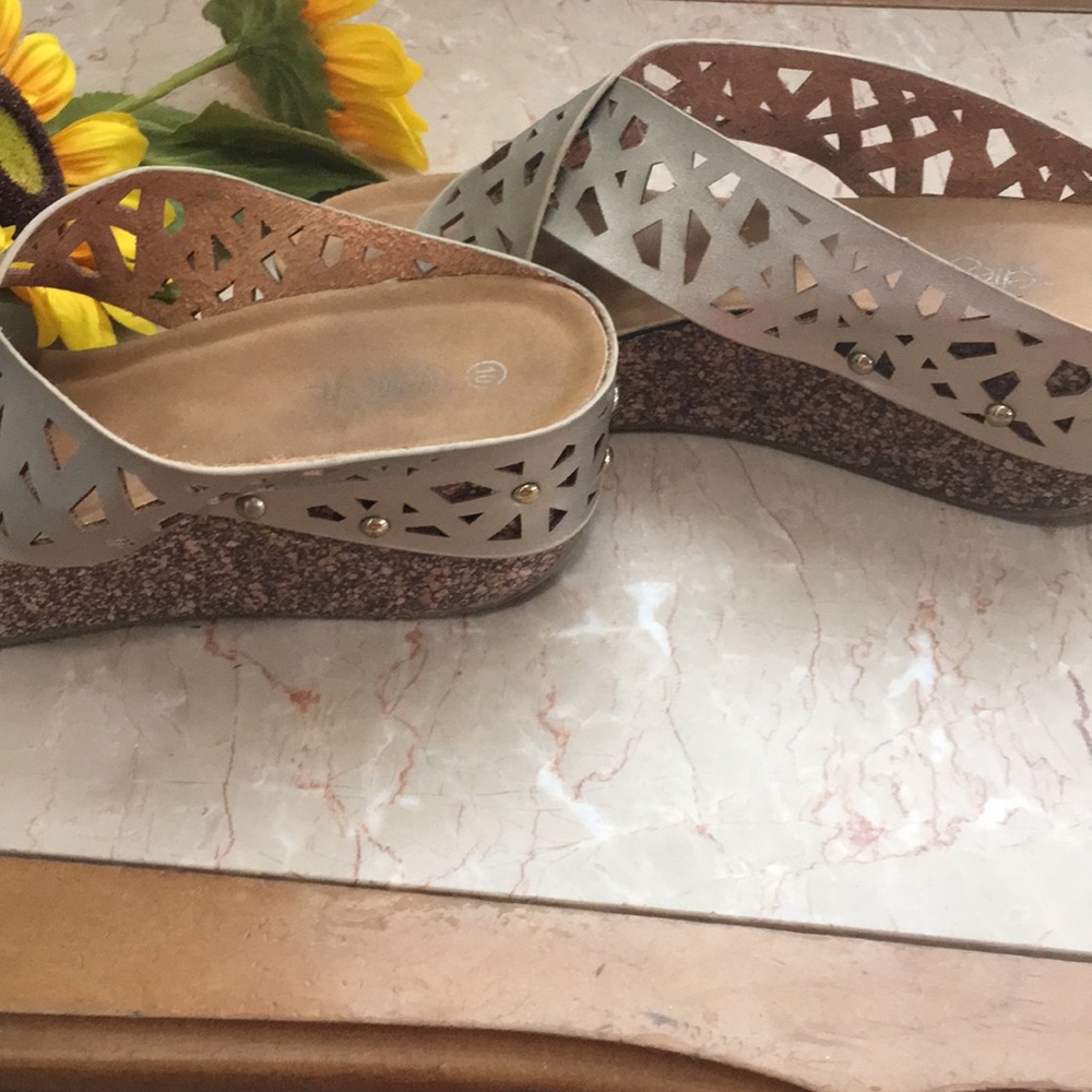 Refresh Wedge Sandals - Picture 3 of 7
